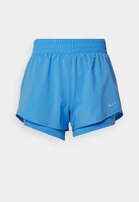 Pantalones cortos deportivos azules con cintura elástica, confeccionados en una tela ligera, que presentan un diseño en capas y un pequeño logotipo en un lado.