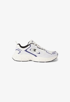Zapatilla deportiva blanca y marina con parte superior de malla, suela gruesa y acolchada, y logo de Champion en el lateral y en la lengua.