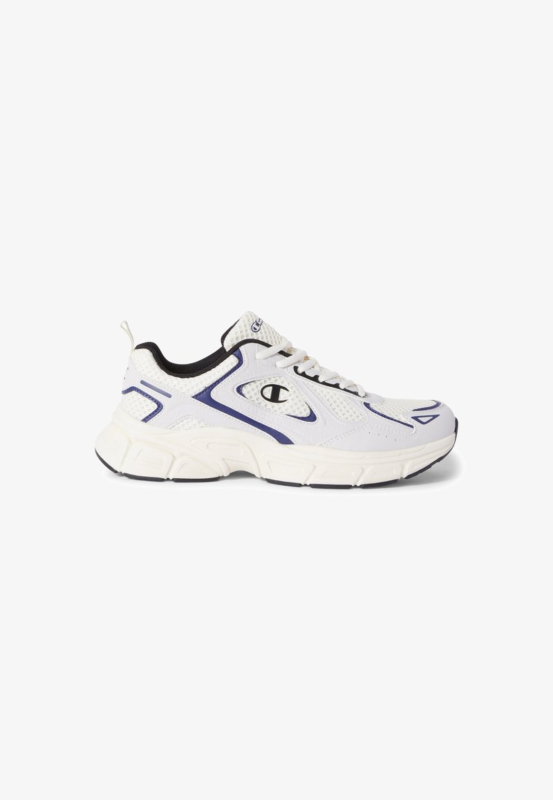 Weiße und marineblaue Sportschuh mit Mesh-Obermaterial, dicker gepolsterter Sohle und Champion-Logo an der Seite und Zunge.