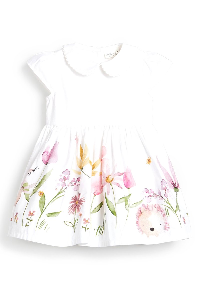 Weißes Baumwollkleid mit einem gezackten Kragen, kurzen schwingenden Ärmeln und einem Aquarelldruck mit Blumen und Igeln entlang des Saums.