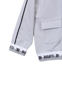 Felpa grigia con vestibilità rilassata, caratterizzata da strisce laterali nere, una tasca frontale e un orlo a coste bianco con la scritta "BUGATTI" stampata in nero.