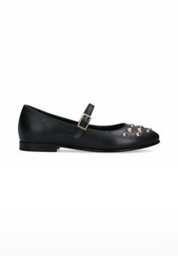 Ballerine in pelle nera con punta arrotondata, adornate con borchie metalliche e una cinghia con fibbia quadrata. Tacco basso e piatto.