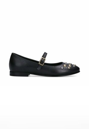 Ballerine in pelle nera con punta arrotondata, adornate con borchie metalliche e una cinghia con fibbia quadrata. Tacco basso e piatto.