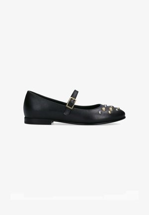 Ballerine in pelle nera con punta arrotondata, adornate con borchie metalliche e una cinghia con fibbia quadrata. Tacco basso e piatto.