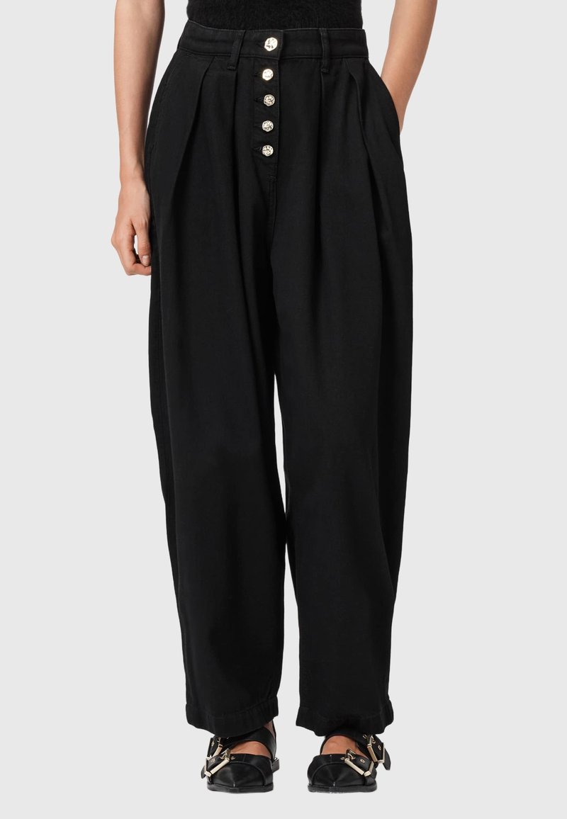 Pantalones de pierna ancha negros que presentan una cintura alta, cinco botones grandes y pliegues para mayor volumen. Fabricados en una tela suave.