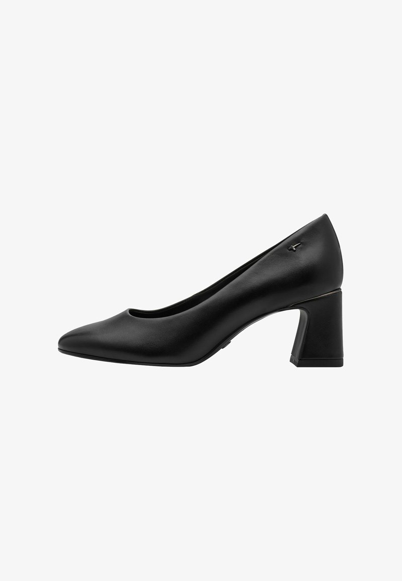 Zwart leren high-heel schoen met een spitse neus en een stevige hak. Gladde textuur met een klein zilveren accent aan de zijkant.