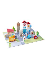 Dřevěná městská hračka obsahující barevné budovy, vozidla a dopravní značky na tištěné silnici s detailními zelenými trávníky a ulicemi.