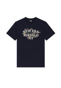 Mornarsko modra majica s kratkimi rokavi z bež cvetličnim vzorcem in napisom "NEW ERA BUFFALO N.Y" na sredini spredaj.