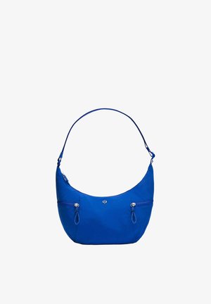 Sac à bandoulière bleu en forme de croissant avec deux poches avant zippées et une sangle réglable, avec un petit logo rond au centre.
