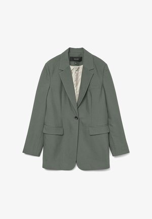 Blazer verde oliva hecho de una tela suave, con un cierre de un solo botón, dos bolsillos frontales y un forro interior de satén.