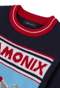 Marineblauer Strickpullover mit einem rot-weißen gerippten Kragen, mit einem grafischen Detail auf der Vorderseite und dem Text "CHAMONIX" in fetten roten Buchstaben.