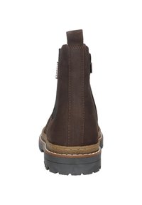 Bottine en suède marron avec des panneaux latéraux élastiques, une languette à l'arrière, des coutures beige contrastantes et une semelle en caoutchouc texturé.