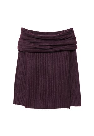 Hladký pletený sveter v hlinenej fialovej farbe s klesajúcim výstrihom a dlhými rukávmi. Jemná textúra, prekrývajúci detail okolo goliera.