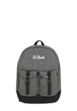 Zaino grigio a motivo spina di pesce con due tasche anteriori con fibbia, fondo in pelle nera, manico nero e "St Barth" ricamato in bianco.