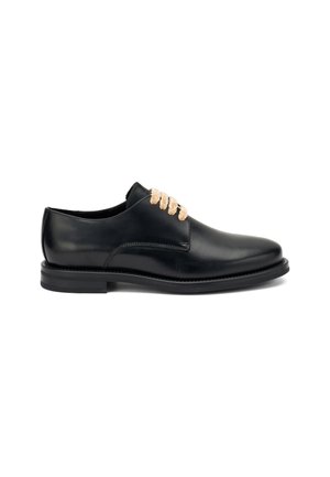 Scarpe stringate in pelle nera con finitura liscia, caratterizzate da lacci intrecciati beige e punta arrotondata, montate su una suola piatta in gomma.
