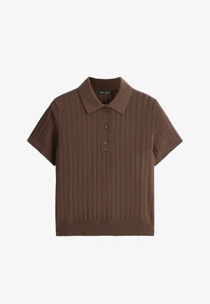 Barna rövid ujjú kötött galléros póló bordázott textúrával és háromgombos gombolással.