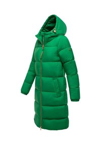 Jachetă pufoasă verde cu glugă, ce prezintă un sistem de închidere cu fermoar, două buzunare laterale și manșete elastice. Textură netedă și quilted, cu un design de lungime medie.