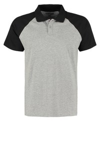 Polo gris avec manches raglan noires, patte à trois boutons et col tricoté. Confectionné en tissu doux et léger.