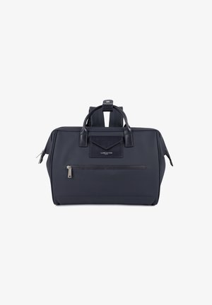 Sac de voyage rectangulaire bleu marine foncé avec deux poignées, poche zippée à l'avant et logo Lancaster Paris sur un patch en forme d'enveloppe.