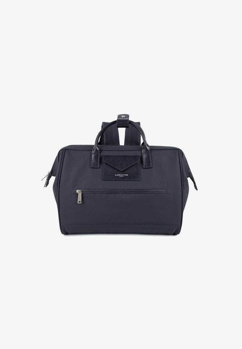 Borsa da viaggio rettangolare in blu scuro, con doppio manico, tasca frontale con zip e logo Lancaster Paris su una toppa a forma di busta.