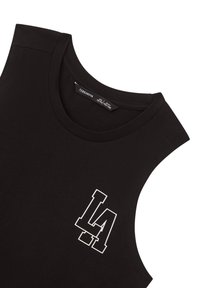 Canotta nera senza maniche in cotone, con un logo bianco "LA" in basso a sinistra. Tessuto morbido, scollo rotondo e design casual.