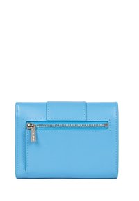 Portafoglio in pelle blu con tasca con zip sulla parte anteriore, caratterizzato da una texture liscia e un design pulito, accentuato da hardware in argento.