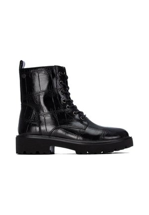 Bota negra de cuero con cordones hasta el tobillo, con un patrón texturizado de cocodrilo y suela gruesa de goma con dibujo.