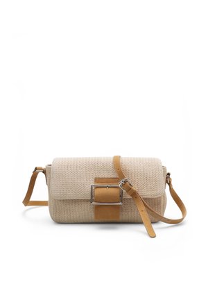 Sac bandoulière beige tissé avec une sangle en cuir, boucle frontale et fermeture à rabat rectangulaire sur fond blanc.