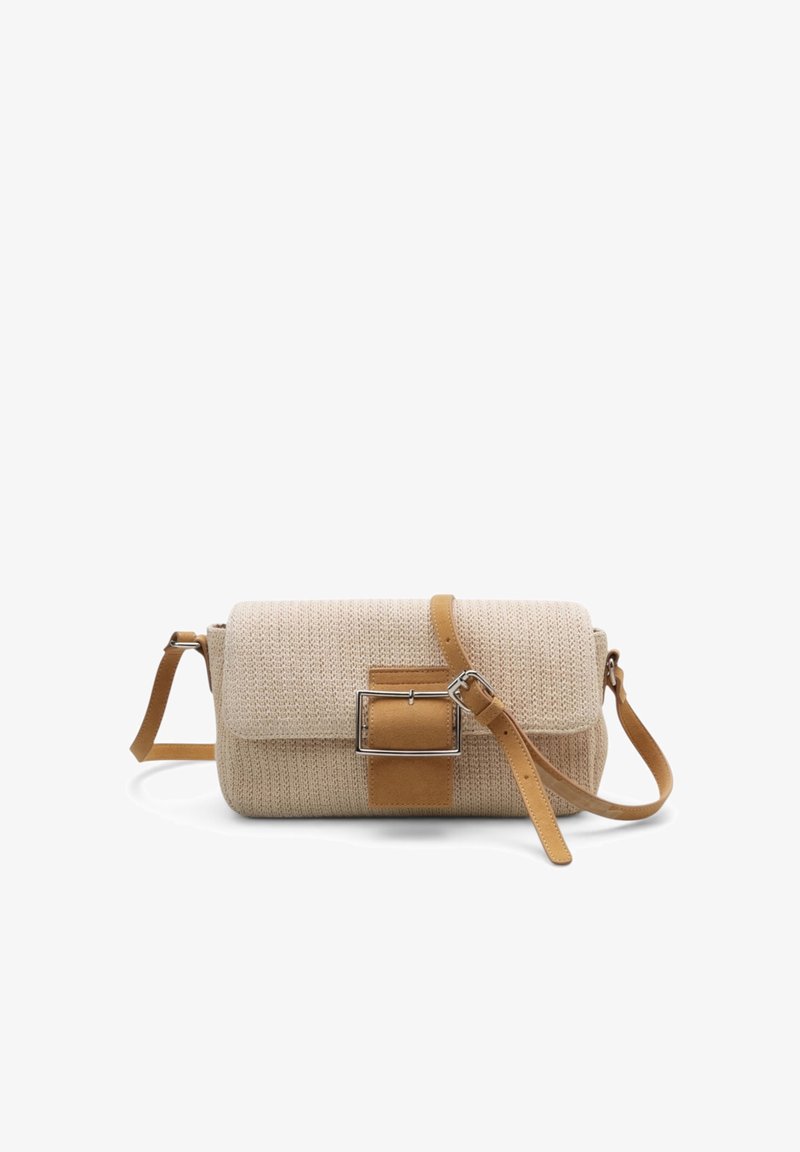 Bolso bandolera beige tejido con correa de cuero, hebilla frontal y cierre de solapa rectangular sobre fondo blanco.