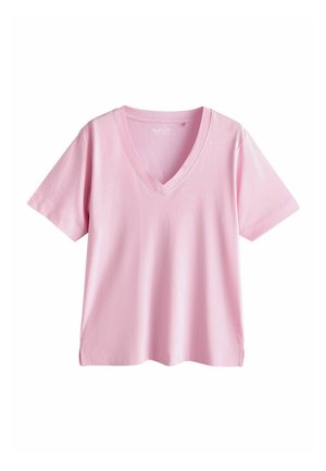 Világosrózsaszín, rövid ujjú, V-nyakú pamut póló finom oldalsó hasítékokkal, fehér háttéren fektetve.
