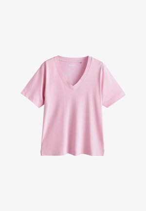 Világosrózsaszín, rövid ujjú, V-nyakú pamut póló finom oldalsó hasítékokkal, fehér háttéren fektetve.