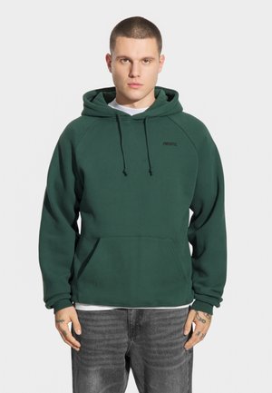 Ciemnozielona bluza z kapturem, z przednią kieszenią, ściągaczami na rękawach oraz kapturem z troczkami. Posiada subtelne, haftowane logo na piersi.