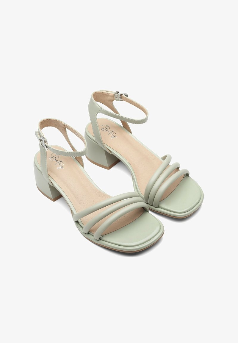 Sandales à talons blocs synthétiques verts avec un design à trois straps, orteils ouverts et bride de cheville ajustable. Fini lisse avec semelles intérieures beiges.