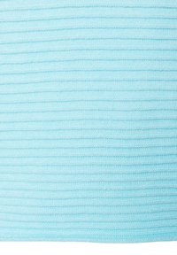 Helles blaues geripptes Gewebe mit einer weichen Textur, das gleichmäßig verteilte horizontale Linien aufweist. Geeignet für Bekleidung oder textile Produkte.
