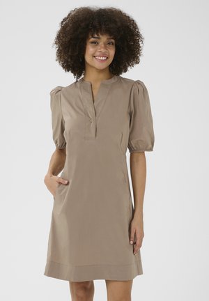 Vestido de algodón marrón con mangas cortas abullonadas, escote en V y detalles de botones en el frente. Incluye bolsillos laterales y un corte recto.