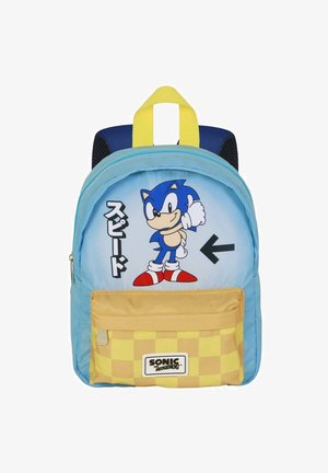 Mochila de tela azul con un gráfico de Sonic el Erizo, asa superior amarilla y bolsillo amarillo de cuadros. Presenta un texto japonés negro y audaz.