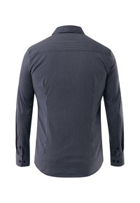 Camicia a maniche lunghe blu navy con righe verticali bianche, polsini con bottoni e colletto classico, vista dal retro su uno sfondo bianco.