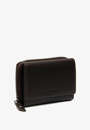 Dunkelbraune Lederbörse mit einem strukturierten Design, Reißverschluss und geprägtem Logo. Glatte Textur mit präzisen Nähdetails.