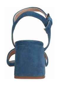 Blaue Wildledersandale mit einem dicken Absatz, dünnem Knöchelriemen und einer Schnallenverschluss. Glatte Textur und schlichtes, sauberes Design.