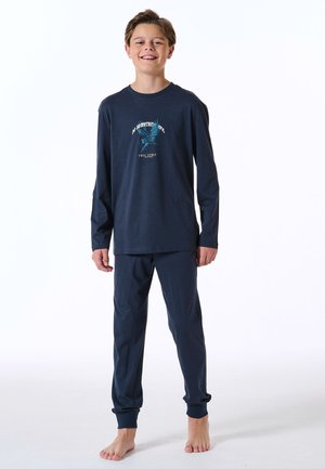 Navyblaue Langarm-Pyjama-Set mit einer kreisförmigen Grafik eines Adlers und Text. Weicher Stoff; elastische Bündchen an den Hosen für einen enganliegenden Sitz.