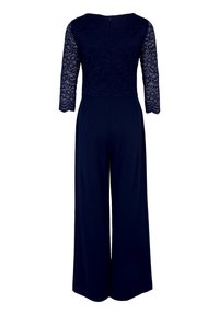 Marineblauer Jumpsuit mit Spitzen-Dreiviertelärmeln und tailliertem Oberteil, weitem Bein und Reißverschluss hinten.