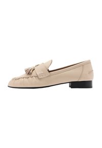 Beige läderloafers med rundad tå, med en tofsdetalj och sydda detaljer. Platt häl och slät textur.