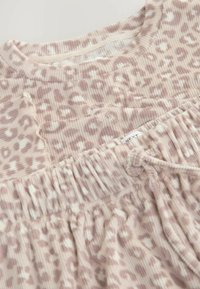 Mäkký žebrovaný pyžamový set s pastelovo ružovým a bielym leopardím vzorom, elastický pás a detaily so šnúrkou.