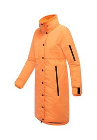 Lång orange pufferjacka med hög krage, svarta dragkedja-fickor och knappstängningar, utrustad med elastiska ärmslut och ett slätt, strukturerat tyg.