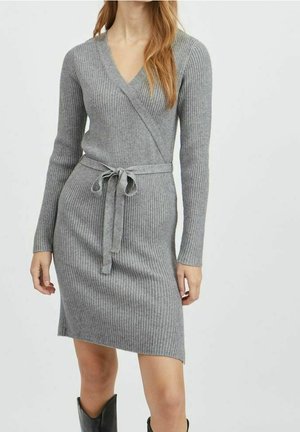 Abito grigio a maglia con texture a coste, design avvolgente, maniche lunghe e cintura con nodo; lunghezza al ginocchio con una texture morbida.