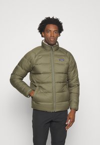 Patagonia REVERSIBLE SILENT DOWN JACKET - Piumino - dunkelgrün