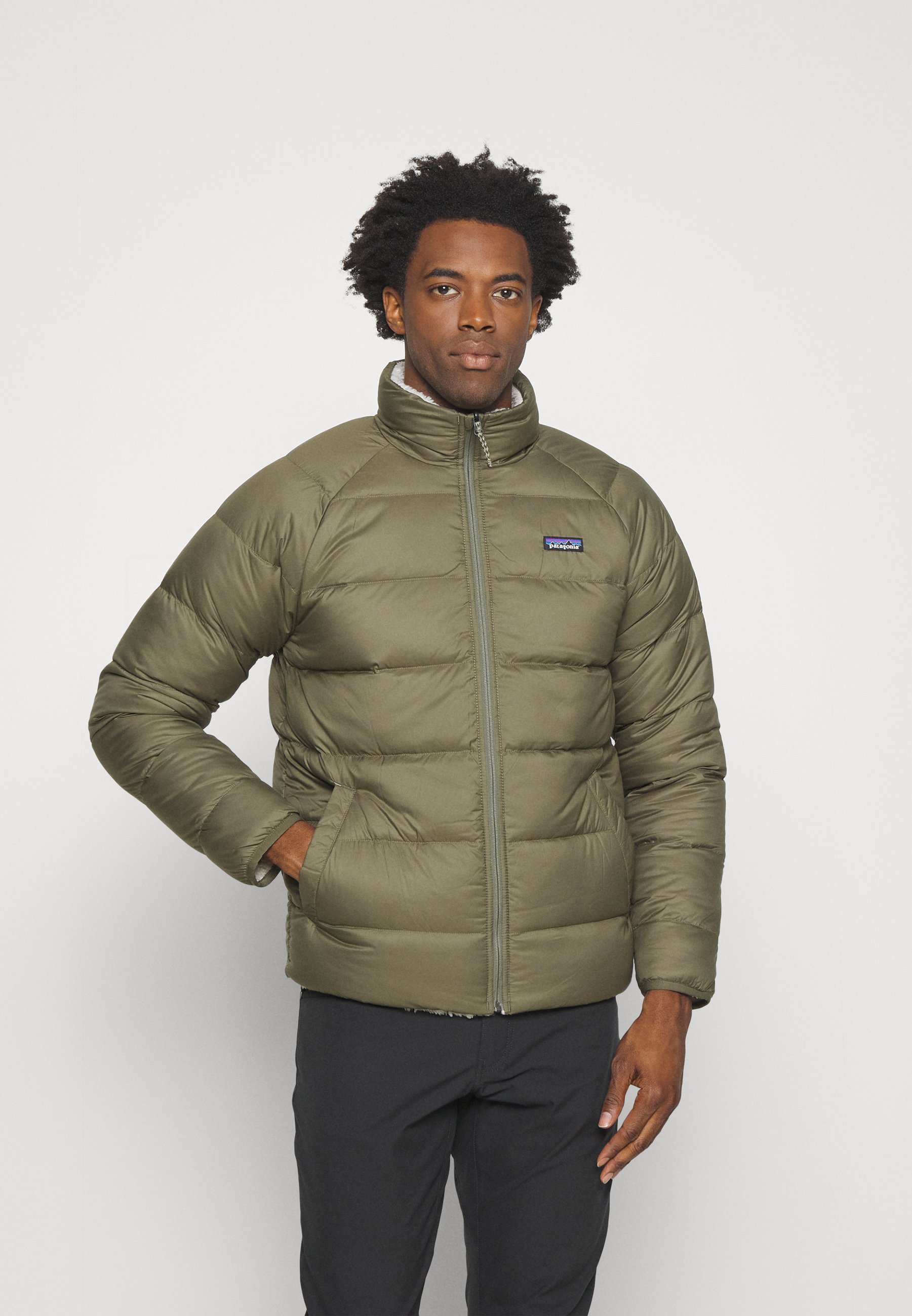 Patagonia REVERSIBLE SILENT DOWN JACKET - Down jacket - dunkelgrün  