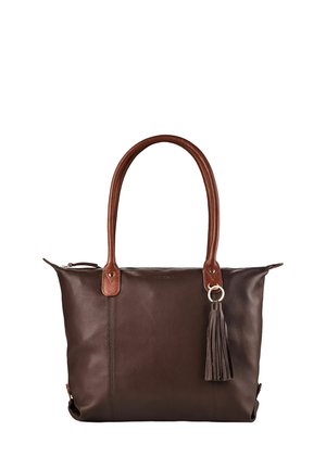 Bolso tote de cuero marrón oscuro con asas largas y un adorno con borla colgando de una de las asas, sobre un fondo blanco.