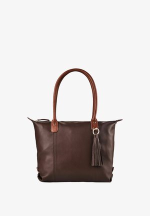 Borsa tote in pelle marrone scuro con manici lunghi e un pendente a frangia appeso a uno dei manici, su sfondo bianco.