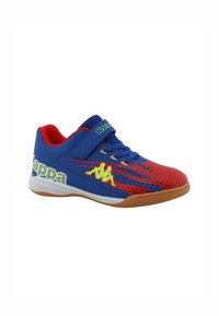 Chaussure de sport bleue avec accents rouges, design en maille et logo jaune. Comprend une tige perforée, un système de laçage et une semelle en caoutchouc.